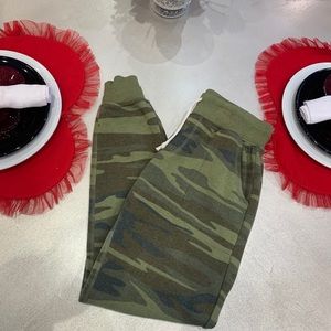 Camo joggers💚🤎🤍